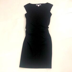 Diane von Furstenberg 6 Dress Black Short sleeve rouched side Excellent Conditio